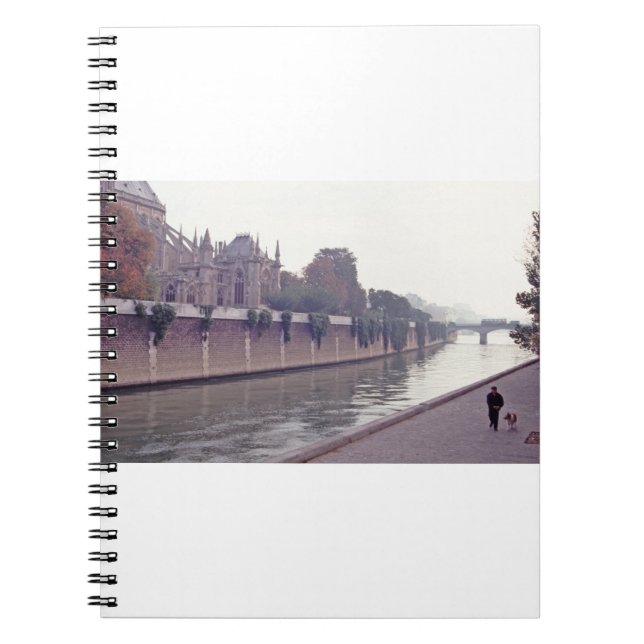 Caderno Espiral Ao Longo Do Sena, Caminhando O Cachorro (Frente)