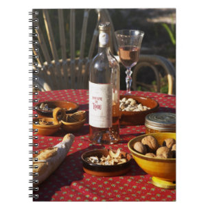 Caderno Espiral Aperitivo e aperitivos preparados: pão, azeitonas,