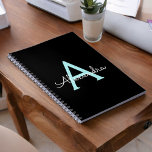 Caderno Espiral Aqua Teal Blue Script Girly Monographic Name<br><div class="desc">Planeador de Notebooks Espirais com Nome Simples de Script Teal Preto e Azul-Aqua. Isto faz o doce e perfeito aniversário de 16 anos,  casamento,  chá de panela,  aniversário,  chá de fraldas ou festa de solteira presente para alguém que ama luxo de luxo e estilos quíticos.</div>