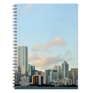 Caderno Espiral Arranha-céus de Miami contra o céu claro largo