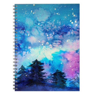 Caderno Espiral Arte espacial em aquarela com céu noturno e árvo