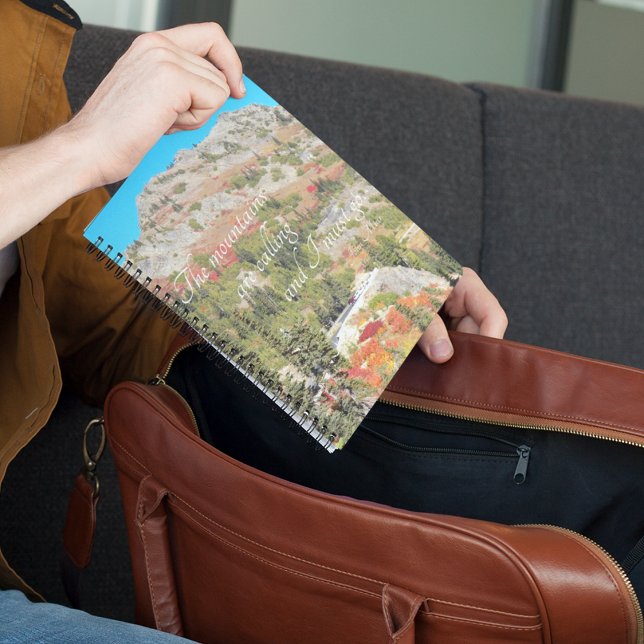 Caderno Espiral As Montanhas chamam de Paisagem Cêntica de Citação (In Situ)