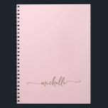 Caderno Espiral Assinatura com Nome em Script Rosa Blush Monograma<br><div class="desc">Caderno personalizado com nome em monograma com Glam rosa cor-de-rosa. Estes desenhos apresentam seu primeiro nome em uma linda tipografia de letra manuscrita com cauda ornamentada em cor dourada sobre um fundo cor-de-rosa bebê ou cor-de-rosa claro. São fáceis de personalizar e podem ser usados como diário, planejador, livro de receitas,...</div>