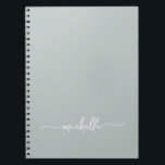 Caderno Espiral Assinatura do Script de Nome do Monograma Verde Gi<br><div class="desc">Bloco de Notas Personalizado Personalizado do Nome de Script do Glam Verde Girly Sage. Este design com seu primeiro nome em um estilo bonito, escrito à mão, letras maiúsculas e minúsculas tipografia da fonte do tipo swash na faixa verde ou verde empoeirado. São fáceis de personalizar e podem ser usados...</div>