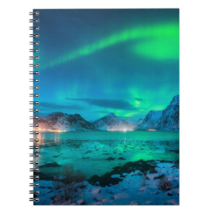 Caderno Espiral Aurora borealis sobre a costa marítima, montanha d