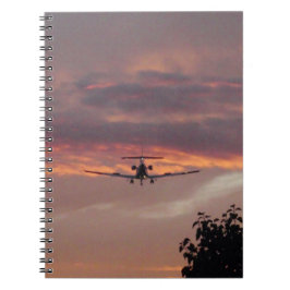 Caderno Espiral Avião Comercial Aterrissando Ao Pôr do Sol