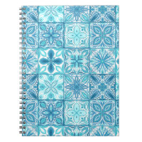 azulejos ornamentados em azul e branco