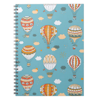Caderno Espiral Balões Coloridos Padrão Festivo Design