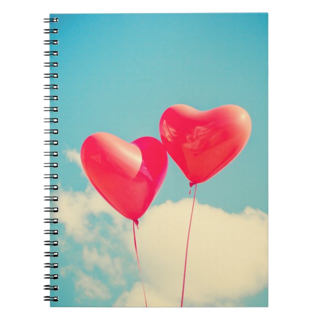 Caderno Espiral Balões do Coração Vermelho Contra o Céu Nublado (Frente)