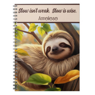 Caderno Espiral Bebê Sloth Personalizado Dormindo em aspas de árvo