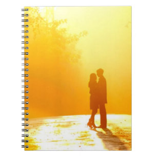 Caderno Espiral Beijando o casal na luz solar