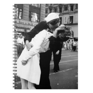 Caderno Espiral Beijando o quadrado da guerra adeus às vezes