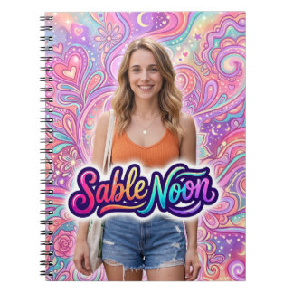 Caderno Espiral Bela Pose de Sable Noon #1 Com Fundo Colorido