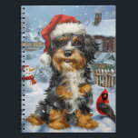 Caderno Espiral Bernedoodle Dog Winter Wonderland Christmas<br><div class="desc">Este design festivo captura o espírito alegre da época de férias, apresentando um adorável filhote vestindo um chapéu de Papai Noel. O cachorro está aninhado numa terra maravilhosa de inverno, completo com um boneco de neve, uma árvore de Natal decorada, e presentes lindamente envoltos. Os flocos de neve caem suavemente,...</div>