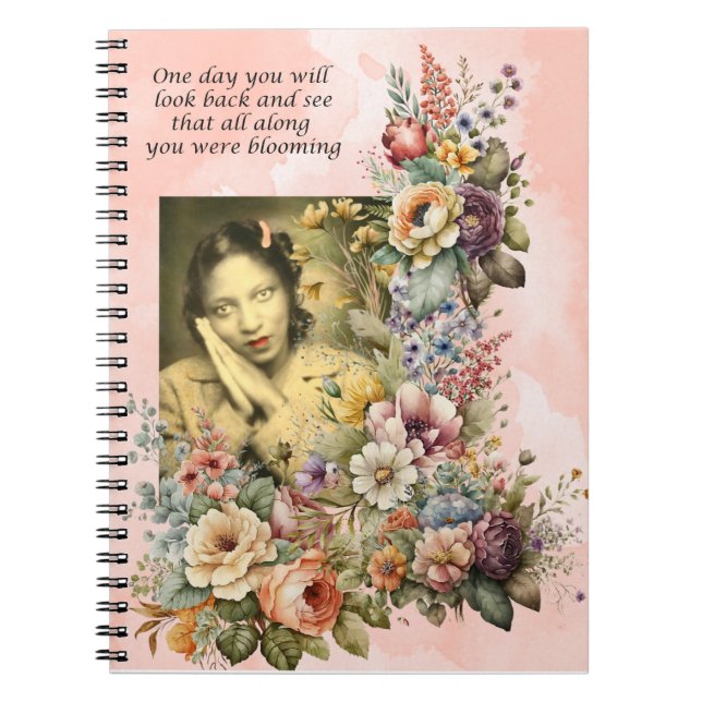 Caderno Espiral "Blooming all Along" cita bonito garota e flores (Frente)