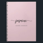 Caderno Espiral Blush Rosa Moderno Nome Monograma Noteb Feminino<br><div class="desc">Caderno Espiral Moderno, Simples, Rosa Poeira Blush Monograma Nome Assinatura Feminina. Este design minimalista de cor simples apresenta seu primeiro nome em uma linda tipografia de letra manuscrita com cauda swash, com modelo de nome completo e fácil de personalizá-los. Ótimo presente personalizado feminino para Festa de Aniversário, Casamento, Chá de...</div>