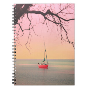 CADERNO ESPIRAL BOAT VERMELHO NA PRAIA DURANTE O SOL