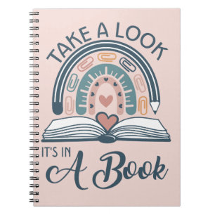 Caderno Espiral Boho Rainbow Reading Está em um Livro