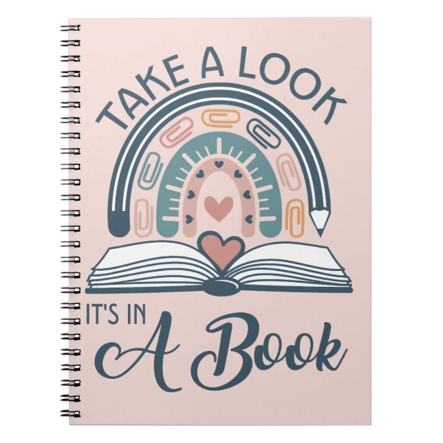 Caderno Espiral Boho Rainbow Reading Está em um Livro (Frente)