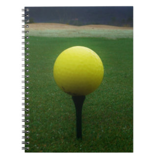 Caderno Espiral Bola de Golfe Amarelo no campo de golfe da montanh