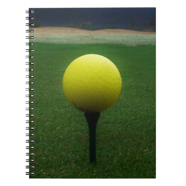 Caderno Espiral Bola de Golfe Amarelo no campo de golfe da montanh (Frente)