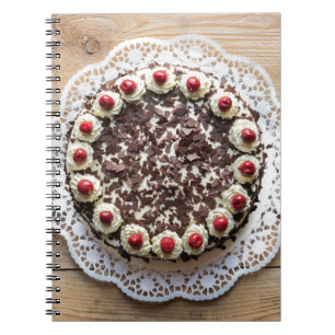 Caderno Espiral Bolo da Floresta Negra sobre madeira rústica