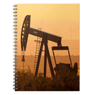 Caderno Espiral Bomba de Jack Bombeando Petróleo no Oeste do Texas