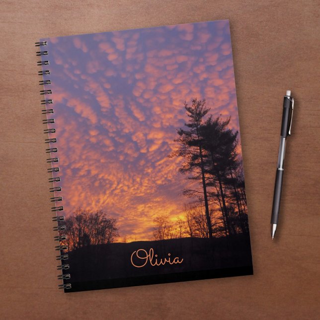 Caderno Espiral Bonito Nuvens cor-de-rosa laranja com o nome Foto  (Pretty Pink Orange Clouds with Name Sunrise Photo Notebook, in situ)