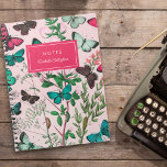Caderno Espiral Bonito Vintage Butterflies Nome cor-de-rosa<br><div class="desc">Este lindo notebook, na moda, apresenta um design de borboleta vintage em verde azul-lacrimogêneo, rosa magenta, castanho, verde, hortelã e rosas claro. Pequenas lagartas acrescentam um toque bonito. Modelos de texto são incluídos para fácil personalização. Excelente para muitos usos - de volta à escola, negócios, notas de viagem, faculdade e...</div>