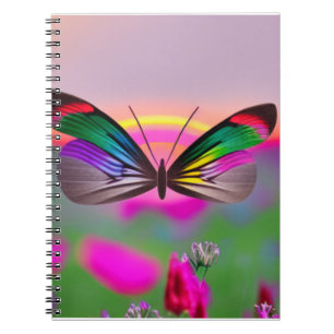 Caderno Espiral Borboleta Arco-Íris Voando através de um Campo de 