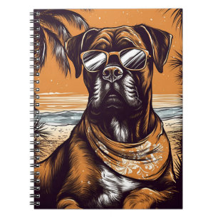 Caderno Espiral Boxer alemão com óculos de sol numa praia tropical