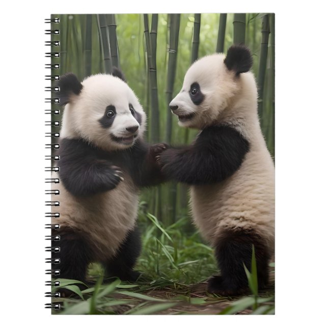 Caderno Espiral Brincadeiras: Bebês Pandas Brincam na Floresta (Frente)