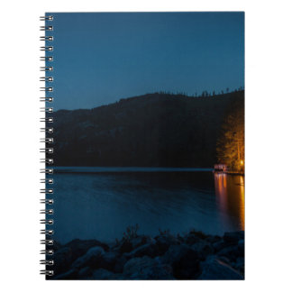 CADERNO ESPIRAL BROWN WOOODEN DOCK NO LAGO AZUL DURANTE A NOITE
