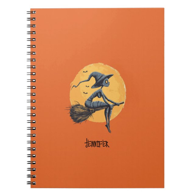 Caderno Espiral Bruxa do Halloween Indo um Laranja de Broomstick (Frente)