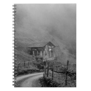 Caderno Espiral Cabana de madeira na natureza/névoa na montanha