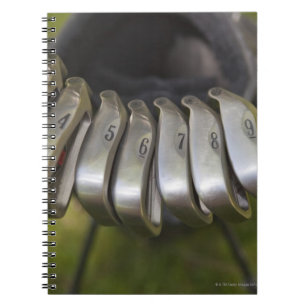 Caderno Espiral Cabeças de clube do golfe em um saco. Três a nove
