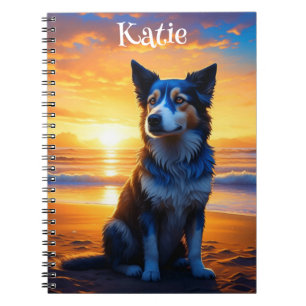 Caderno Espiral Cachorro Adorável sentado na praia do Oceano, ao S