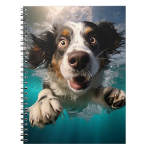 Caderno Espiral Cachorro Animado Nadando Embaixo D'água Design