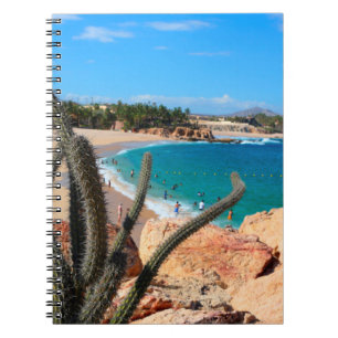 Caderno Espiral Cacto na cume rochosa sobre o Sandy Beach