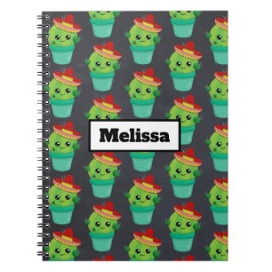 Caderno Espiral Cacto verde feliz em um teste padrão vermelho do