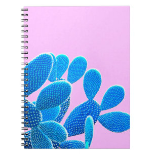 Caderno Espiral Cactus azul colorido sobre fundo rosa. Moda, m