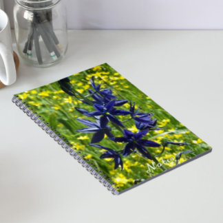 Caderno Espiral Camassia Azul e Flores Silvestres Amarelas Floral