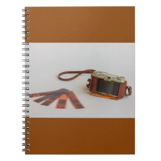 Caderno Espiral câmera antiga com negativo no notebook fotográfico