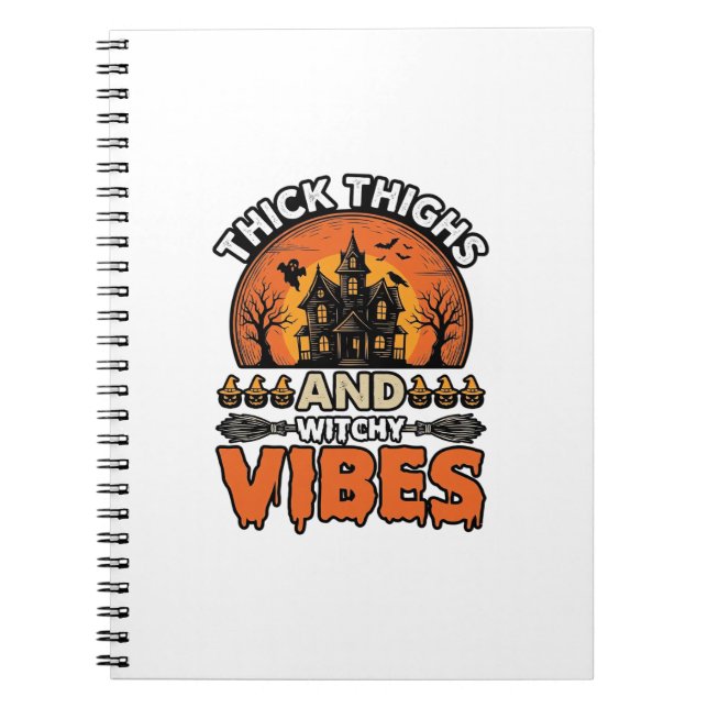 Caderno Espiral Camisa de Halloween Thick Thighs Witchy Vibes Desi (Frente)