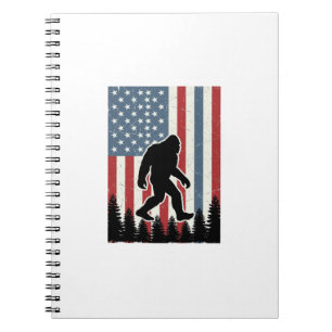 Caderno Espiral Camisa de Vetor Vintage com Bigfoot e Bandeira Ame
