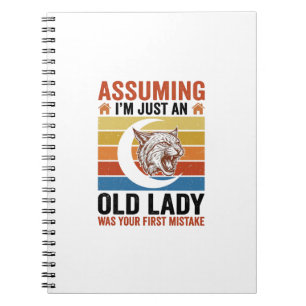 Caderno Espiral Camisa engraçada vintage da velha senhora Wildcat