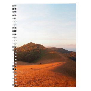 Caderno Espiral Campo majestoso à luz do sol. Dramático e pictu