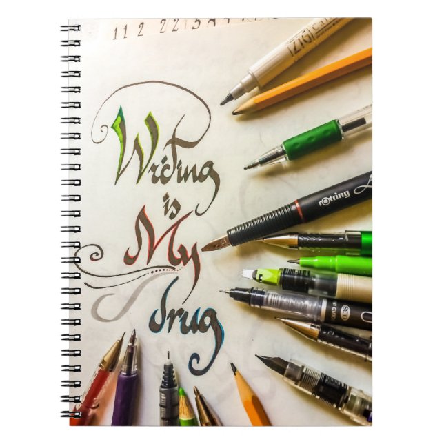 Caderno Espiral Canetas e lápis do escritor louco (Frente)