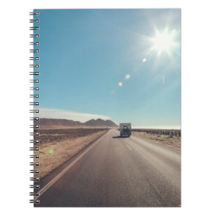 Caderno Espiral Carro na estrada de asfalto preto