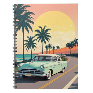 Caderno Espiral Carro vintage retrorreflector numa estrada costeir